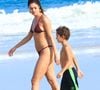 Sophie Charlotte levou seu filho, Otto de Oliveira, para se divertir na praia com o rapper