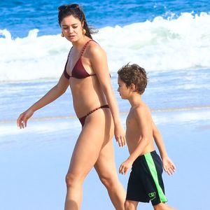 Sophie Charlotte levou seu filho, Otto de Oliveira, para se divertir na praia com o rapper