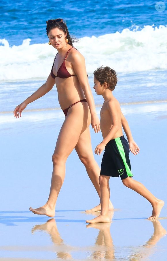 Sophie Charlotte levou seu filho, Otto de Oliveira, para se divertir na praia com o rapper