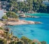 Localizado no município de Andratx, na ilha espanhola de Mallorca, Camp de Mar não é um destino de grandes monumentos, mas de paisagens