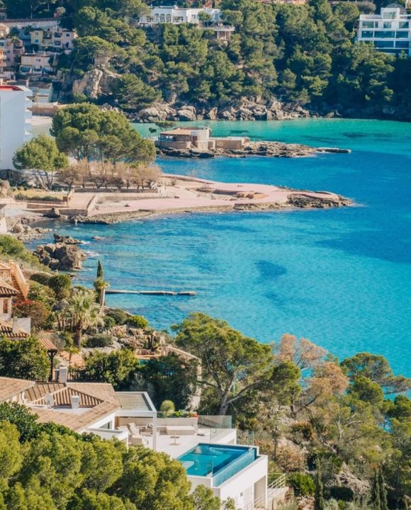 Localizado no município de Andratx, na ilha espanhola de Mallorca, Camp de Mar não é um destino de grandes monumentos, mas de paisagens