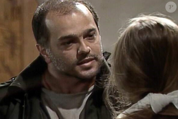 Bia (Fernanda Rodrigues) é socorrida or Igor (Jayme Periard) na novela A Viagem