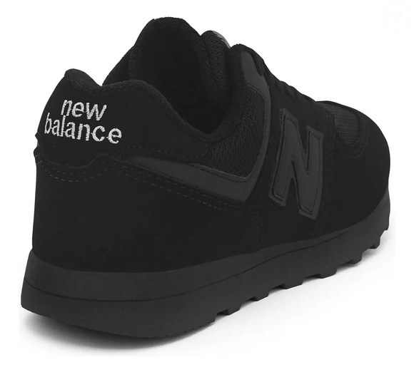Visual esportivo, acabamento na cor "Diamante Negro" e fácil combinação com diferentes looks fazem do New Balance 574 uma opção para quem busca praticidade todos os dias