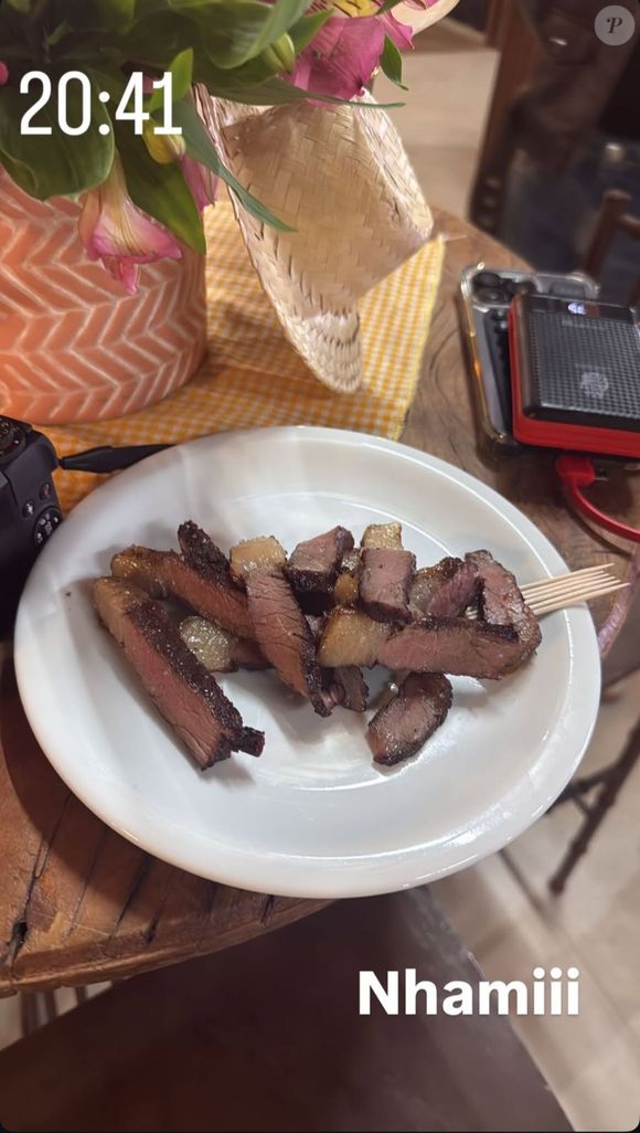 Na festa, Virginia mostrou detalhes, como as comidas disponíveis no local.