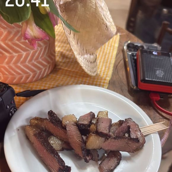 Na festa, Virginia mostrou detalhes, como as comidas disponíveis no local.