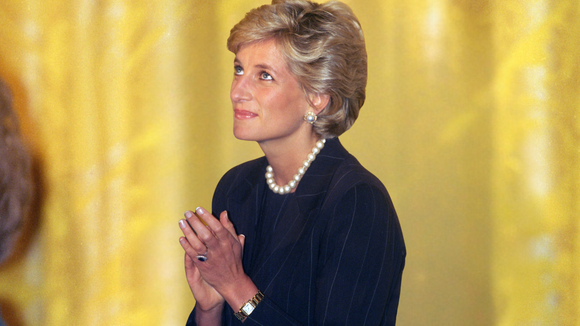Inspirado no Cartier usado por Lady Di, este relógio feminino discreto e elegante é o 'irmão pobre' que custa bem menos que o favorito da princesa
