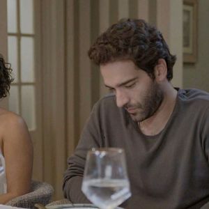 Afonso (Humberto Carrão) não tem coragem de dizer para Maria de Fátima (Bella Campos) onde estava deixando a vilã intrigada com o sumiço do certinho marido.