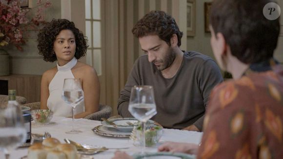 Afonso (Humberto Carrão) não tem coragem de dizer para Maria de Fátima (Bella Campos) onde estava deixando a vilã intrigada com o sumiço do certinho marido.