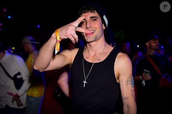 Fiuk chama o pai, Fábio Jr, de narcisista e usa um palavrão para se referir a ele em nova música