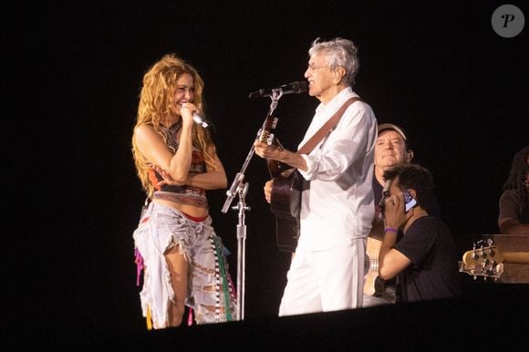 Shakira em ensaio nas areias de Copacabana com Caetano Veloso nesta sexta, 1 de maio