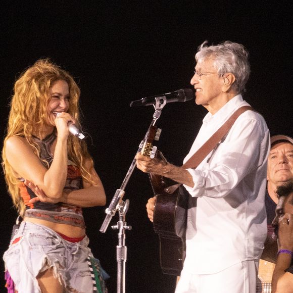 Shakira em ensaio nas areias de Copacabana com Caetano Veloso nesta sexta, 1 de maio