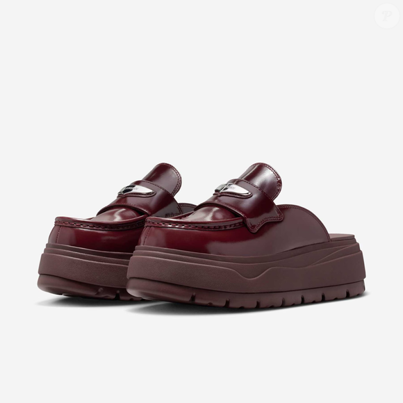 Com estética robusta e acabamento envernizado, o Women's Air Jordan Mule reforça a ascensão dos sapatos híbridos, tendência que vem ganhando força no street style internacional
