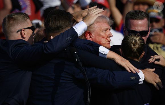 Donald Trump levou um tiro de raspão durante um comício há quase 1 ano