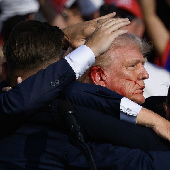 Donald Trump levou um tiro de raspão durante um comício há quase 1 ano