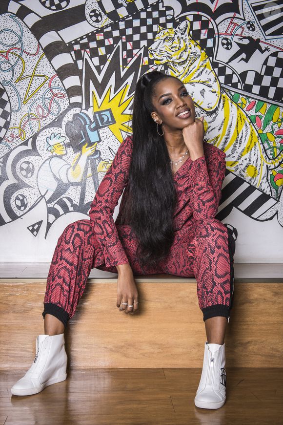 Iza elegeu conjunto animal print com estampa de pele de cobra fake