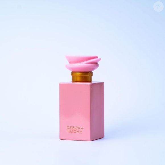 Primacial, de Débora Rocha, foi criado para mulheres que gostam de brilhar naturalmente. As notas de pimenta rosa, rosa, orquídea e baunilha formam uma combinação elegante e marcante, à altura das leoninas que transformam qualquer ambiente com sua presença.