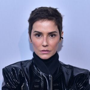 O corte pixie de Deborah Secco é bem curtinho e sem franja