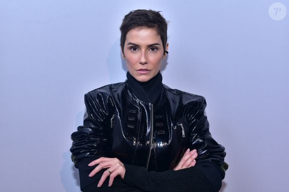 O corte pixie de Deborah Secco é bem curtinho e sem franja