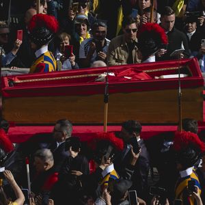 O corpo do Papa Francisco chegou à Basílica de São Pedro nesta quarta-feira (23), para o velório público