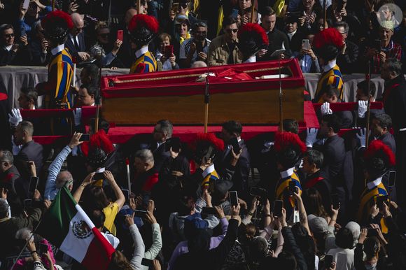 O corpo do Papa Francisco chegou à Basílica de São Pedro nesta quarta-feira (23), para o velório público