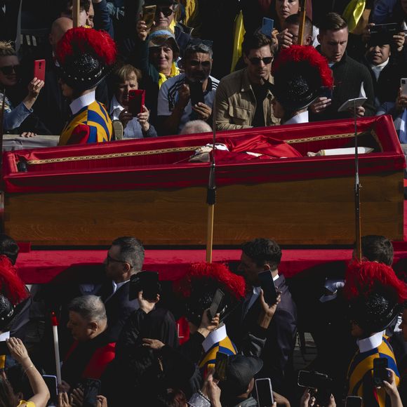 O corpo do Papa Francisco chegou à Basílica de São Pedro nesta quarta-feira (23), para o velório público
