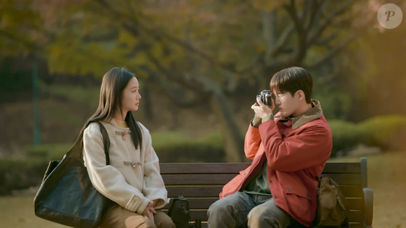 Park Ji-hyun vive uma diretora de cinema de sucesso em Eu, Você e Toda Uma Vida, produção coreana da Netflix