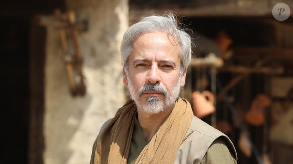 Ator do original da novela 'Vale Tudo', Edson Fieschi está solteiro após fim de namoro com o modelo Alexandre Vesper, 42 anos mais novo