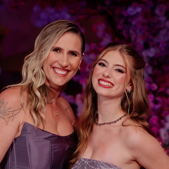 Ao lado da mãe, Gabi Queiroz, que apostou em um vestido lilás com corpete estruturado e bordados aplicados, viveu um dos momentos mais comoventes da noite. Emocionada, ela declarou: 'Celebrar este marco com a minha filha foi como reviver cada fase da nossa caminhada juntas'