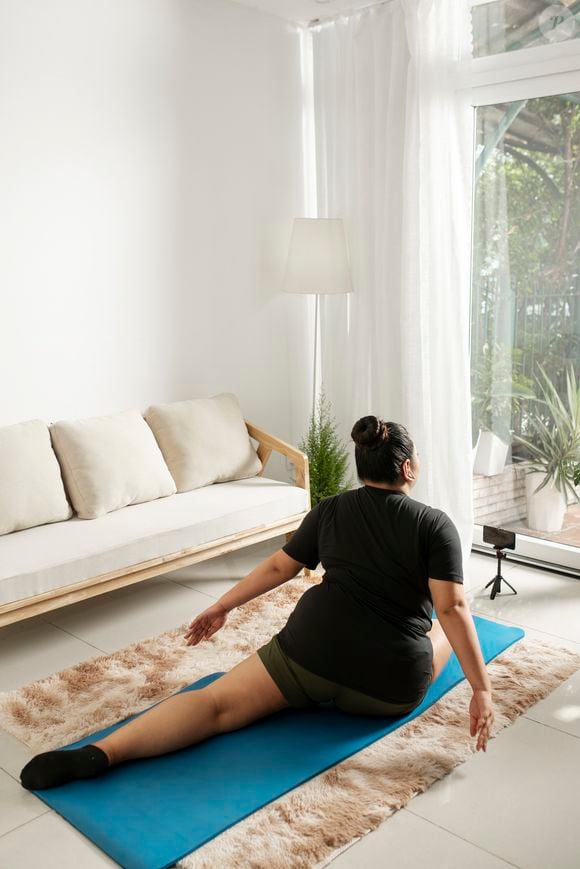 Existem diversos exercícios no Pilates para fazer em casa e ajudar a entrar em forma após os 50 anos