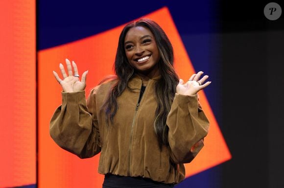 Simone Biles assistiu à final do salto feminino no Mundial de Roterdã, vencida pela brasileira Rebeca Andrade. Após a conquista, a atleta destacou a importância da presença da americana na competição