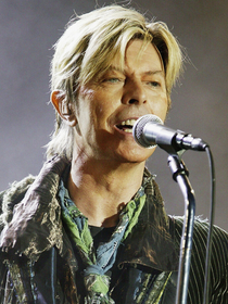 David Bowie era nazista? Na década de 70, cantor chamou Hitler de ‘estrela do rock’ e foi acusado de fazer suposta saudação