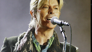 David Bowie era nazista? Na década de 70, cantor chamou Hitler de ‘estrela do rock’ e foi acusado de fazer suposta saudação