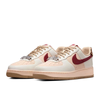 Com estética que lembra creme de morango com leite em pó, o Nike Air Force 1´07 conquistou espaço entre as fashionistas que já estão trocando os tênis tradicionais por modelos mais autênticos e cheios de personalidade