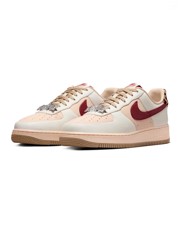 Com estética que lembra creme de morango com leite em pó, o Nike Air Force 1´07 conquistou espaço entre as fashionistas que já estão trocando os tênis tradicionais por modelos mais autênticos e cheios de personalidade