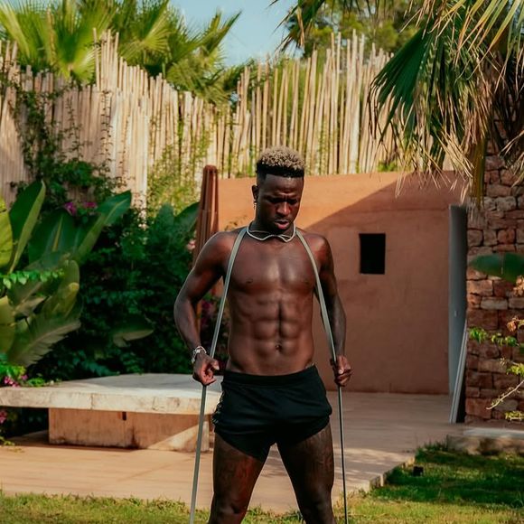 As teorias sobre o namoro de Vini Jr. e Virgínia Fonseca tomaram conta do X (antigo Twitter), com fãs imaginando até uma herdeira chamada 'Maria Dandara' recebendo, no futuro, a coroa de Rainha da Grande Rio