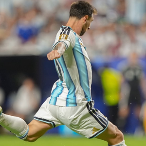 O homem que acaba de alcançar 18 gols em Copas do Mundo precisou superar uma deficiência hormonal na infância. A história de Messi impressiona até hoje