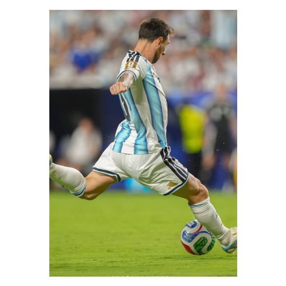 O homem que acaba de alcançar 18 gols em Copas do Mundo precisou superar uma deficiência hormonal na infância. A história de Messi impressiona até hoje
