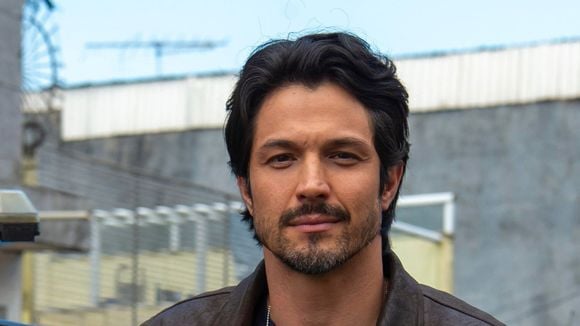 Piscina gigantesca, hidro com vista e poltrona de R$ 70 mil: Romulo Estrela, galã de 'Três Graças', mora em uma mansão sustentável no Rio que armazena a própria água. Veja fotos!