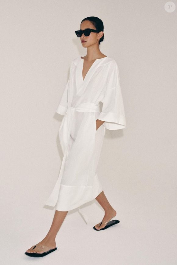 Com modelagem fluida e mangas abaixo do cotovelo, o vestido túnica da Zara surge como uma alternativa elegante para quem deseja manter o conforto sem abrir mão do estilo durante o inverno
