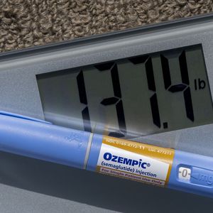 Ozempic para emagrecer: médica alerta para risco de queda de cabelo. 'Quem usa doses mais altas desses medicamentos sem a devida supervisão médica e acompanhamento nutricional tem maior risco de queda de cabelo'