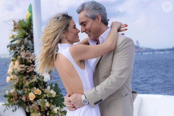 Vestido de noiva de novela: Leila (Carolina Dieckmmann) usa roupa com costas nuas para casamento com Marco Aurélio (Alexandre Nero) no capítulo de segunda-feira 15 de setembro de 2025