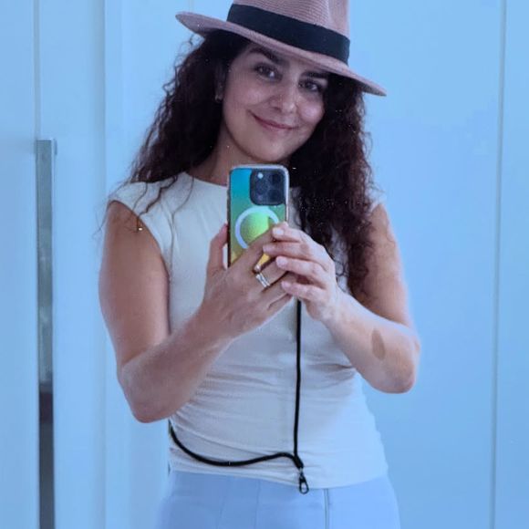 Letícia Sabatella tenta reaver a posse de seus cachorrinhos, Bertoldo e Bebê, que, segundo ela, teriam sido colocados para adoção sem sua permissão