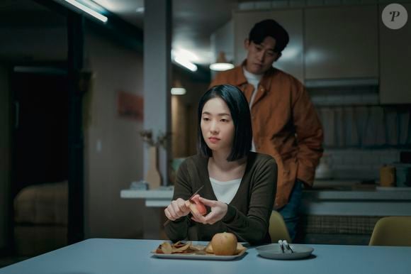 'O Tempo Traz Você Pra Mim' apresenta a história de Han Jun-hee, interpretada por Jeon Yeo-been, uma mulher enlutada pela morte do namorado