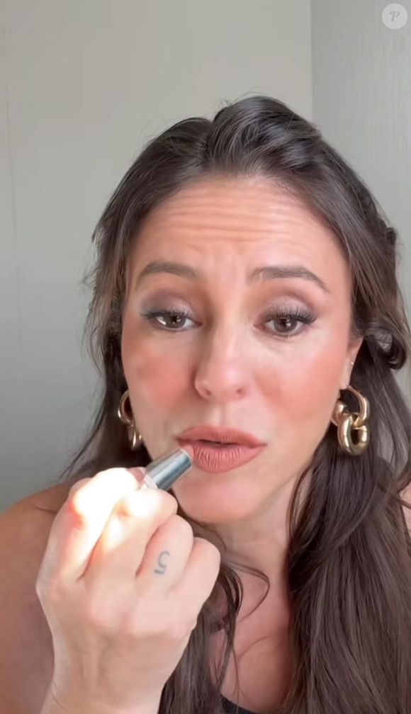 respondeu de forma afiada. Enquanto se maquiava, Paolla exibiu trechos do vídeo do ator e reagiu com expressões debochadas, deixando clara a ironia.