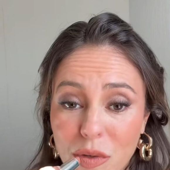 respondeu de forma afiada. Enquanto se maquiava, Paolla exibiu trechos do vídeo do ator e reagiu com expressões debochadas, deixando clara a ironia.