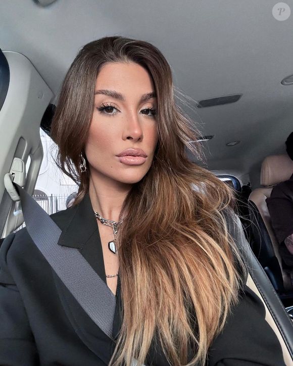 Bianca Andrade exibe cabelo longo com mechas iluminadas pelo comprimento