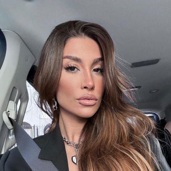 Bianca Andrade exibe cabelo longo com mechas iluminadas pelo comprimento
