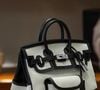 Deolane Bezerra tem vasta coleção de bolsas de luxo, incluindo a Hermés, que pode custar R$ 380 mil