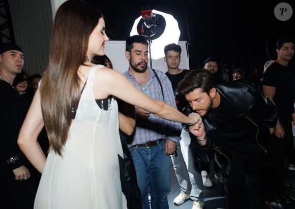 Grávida, Camila Queiroz ganhou carinho do marido, Klebber Toledo após desfile de grife