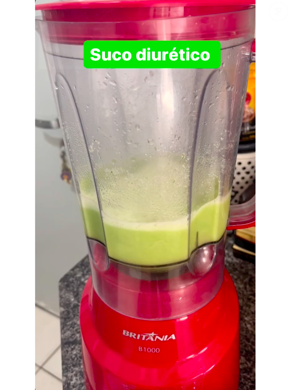 Em seguida, bata todos os ingredientes em um liquidificador até que forme uma mistura homogênea